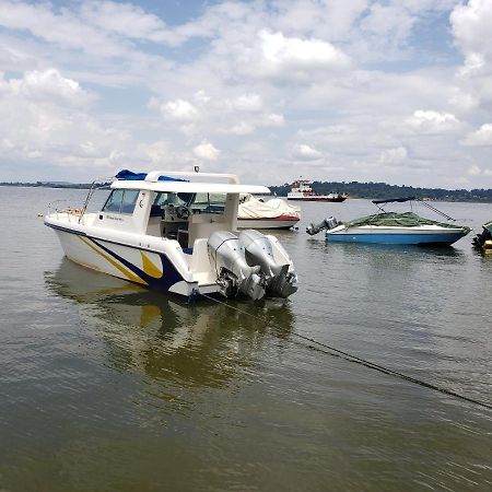 Migingo Suites Entebbe Buitenkant foto