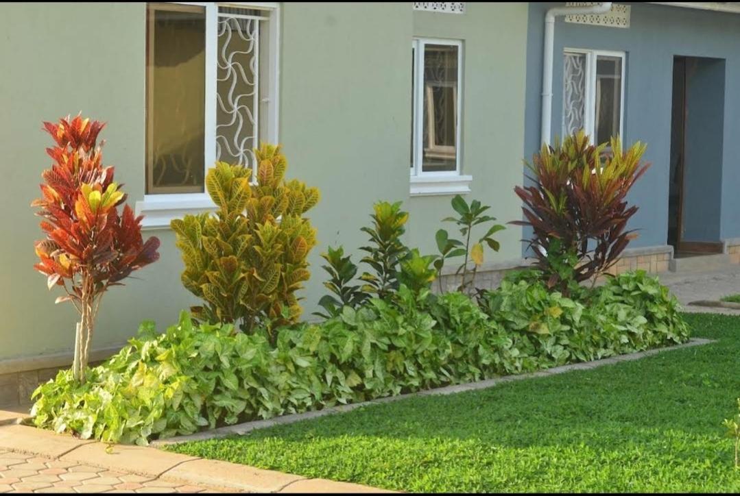 Migingo Suites Entebbe Buitenkant foto