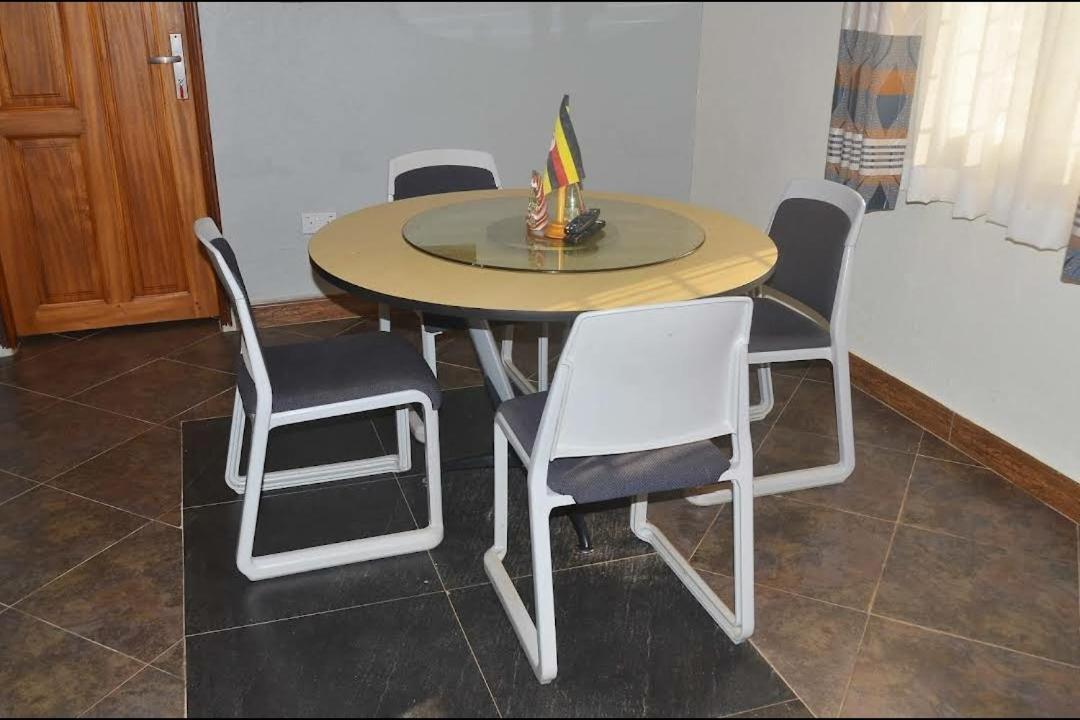 Migingo Suites Entebbe Buitenkant foto