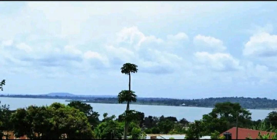 Migingo Suites Entebbe Buitenkant foto