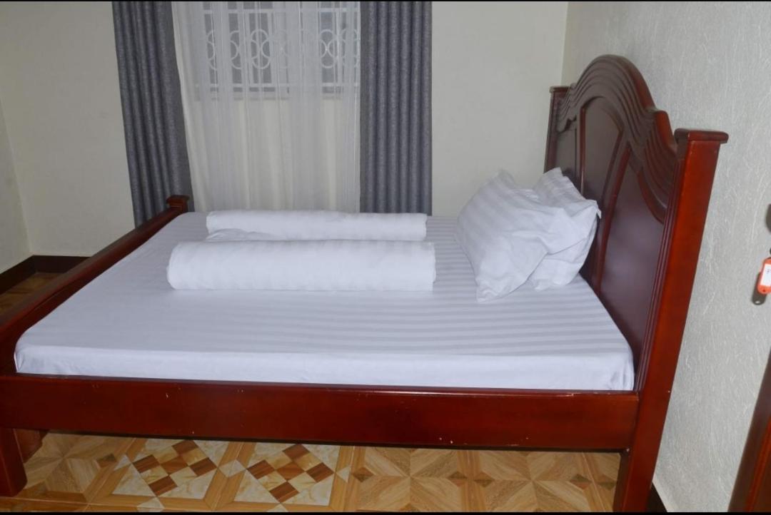 Migingo Suites Entebbe Buitenkant foto