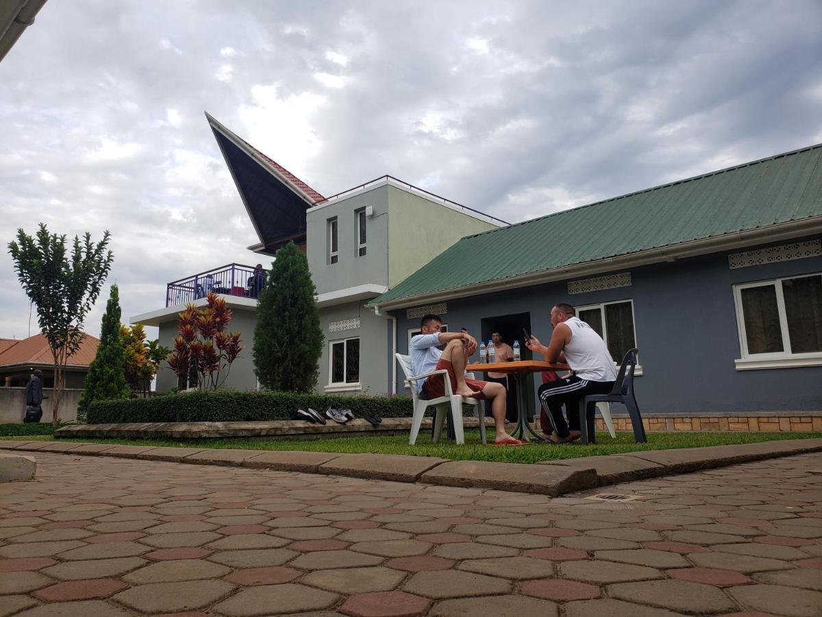 Migingo Suites Entebbe Buitenkant foto