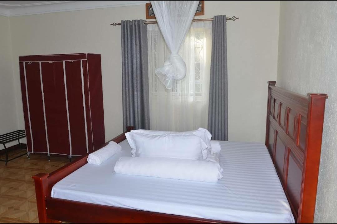 Migingo Suites Entebbe Buitenkant foto