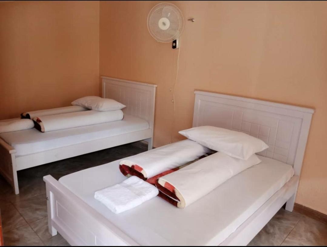 Migingo Suites Entebbe Buitenkant foto