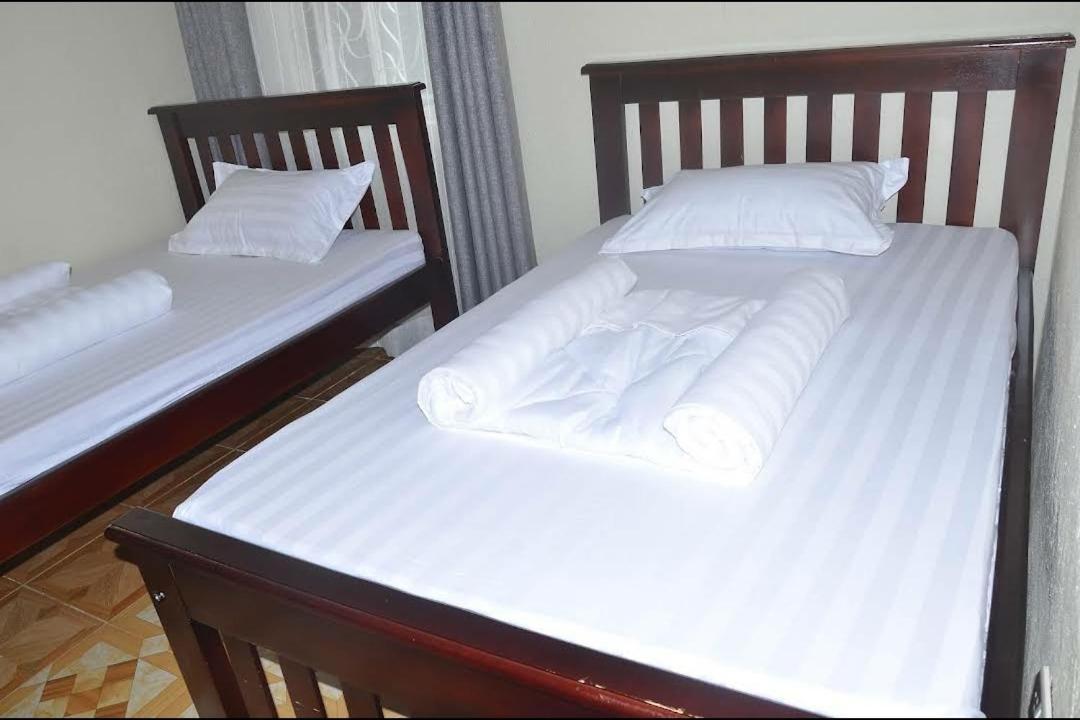 Migingo Suites Entebbe Buitenkant foto