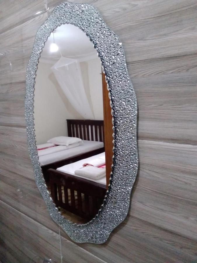 Migingo Suites Entebbe Buitenkant foto