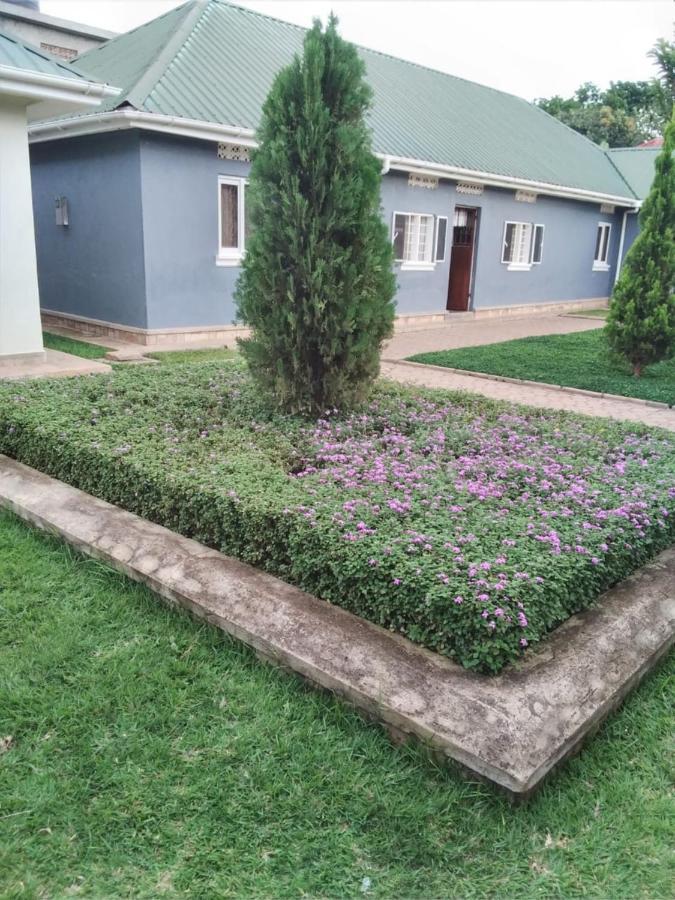Migingo Suites Entebbe Buitenkant foto