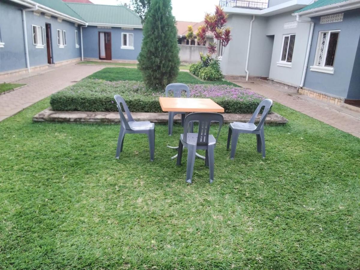 Migingo Suites Entebbe Buitenkant foto