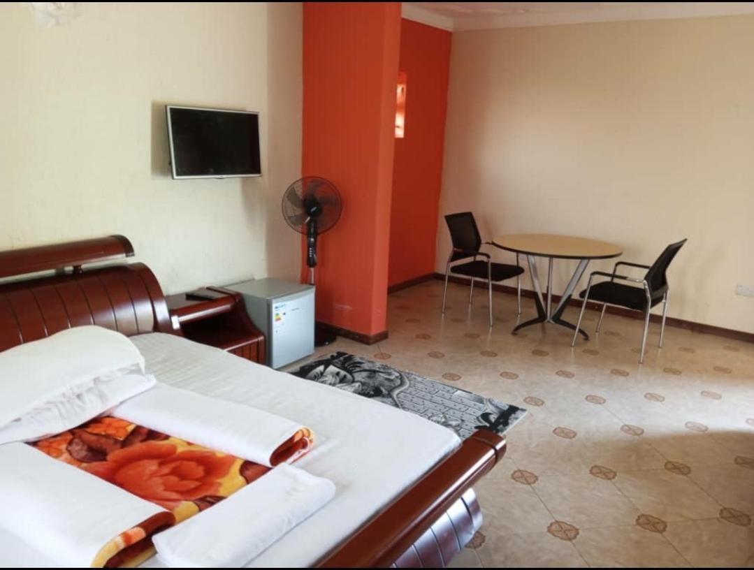 Migingo Suites Entebbe Buitenkant foto