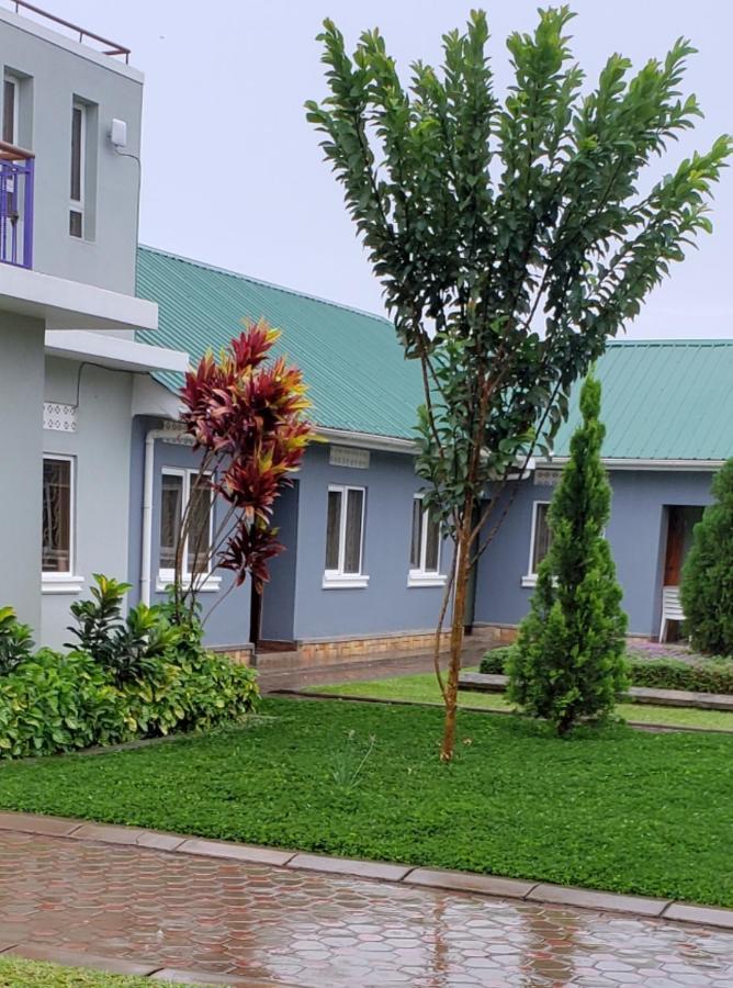 Migingo Suites Entebbe Buitenkant foto